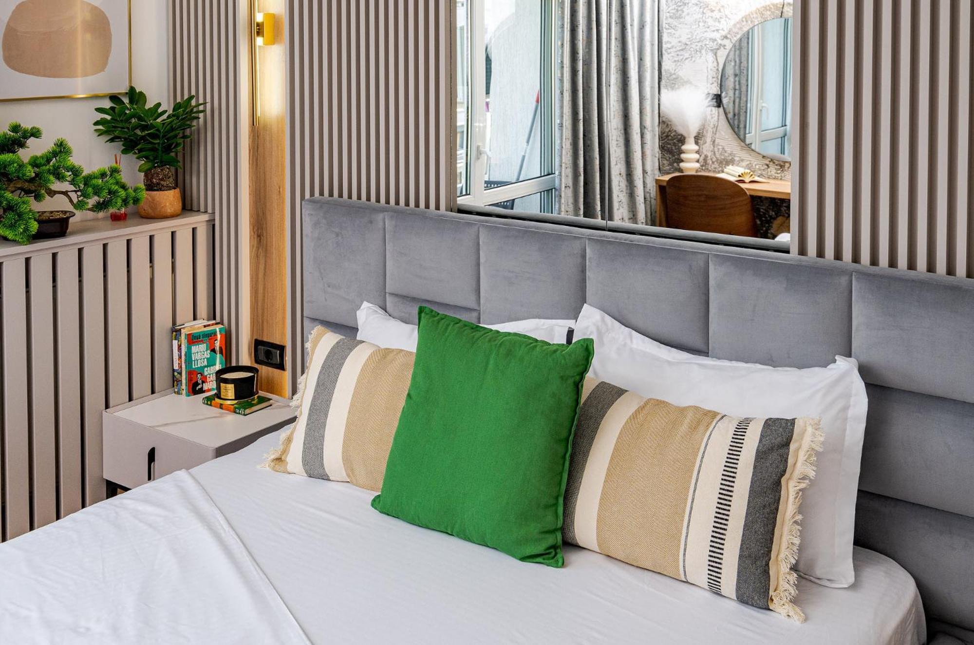 Romana Vibe Elegance In The Heart Of The City Bucareste Exterior foto